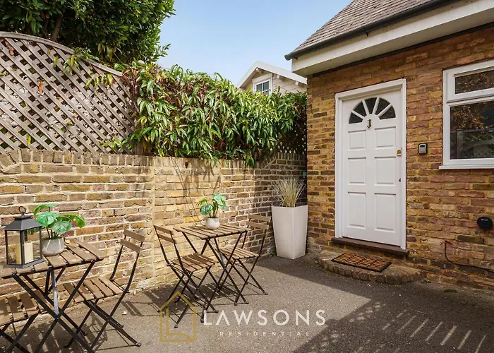 Loft Living By Lawsons With Parking