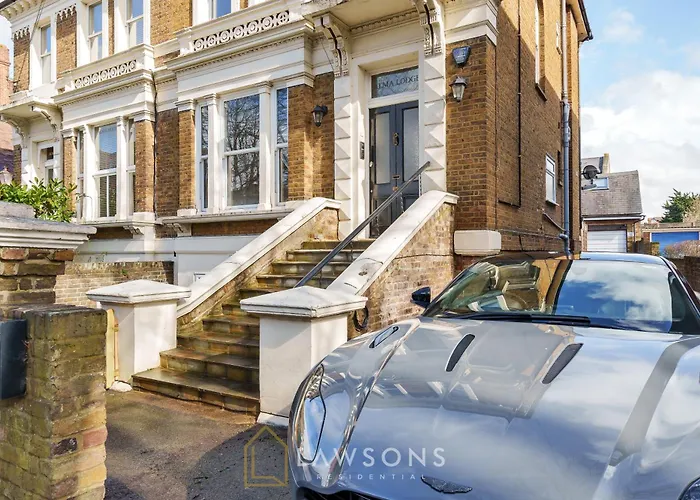 Loft Living By Lawsons With Parking